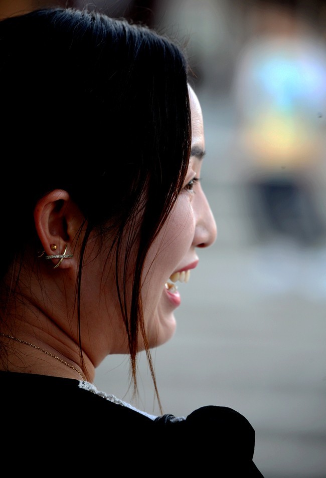 坐在了镜头前  请赏个脸