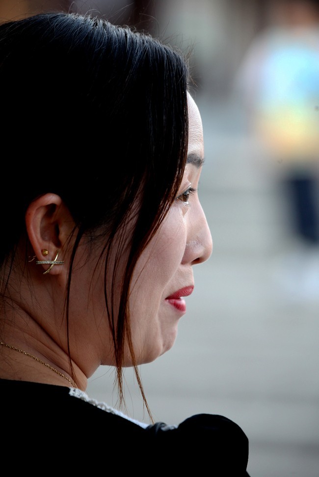 坐在了镜头前  请赏个脸