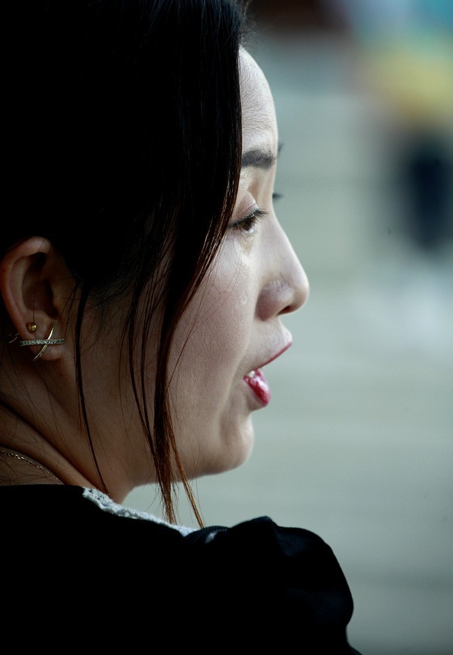 坐在了镜头前  请赏个脸