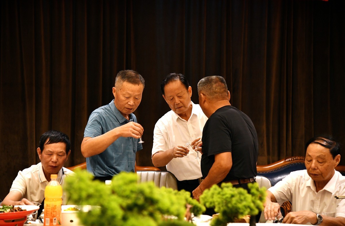 战友聚会庆八一建军节