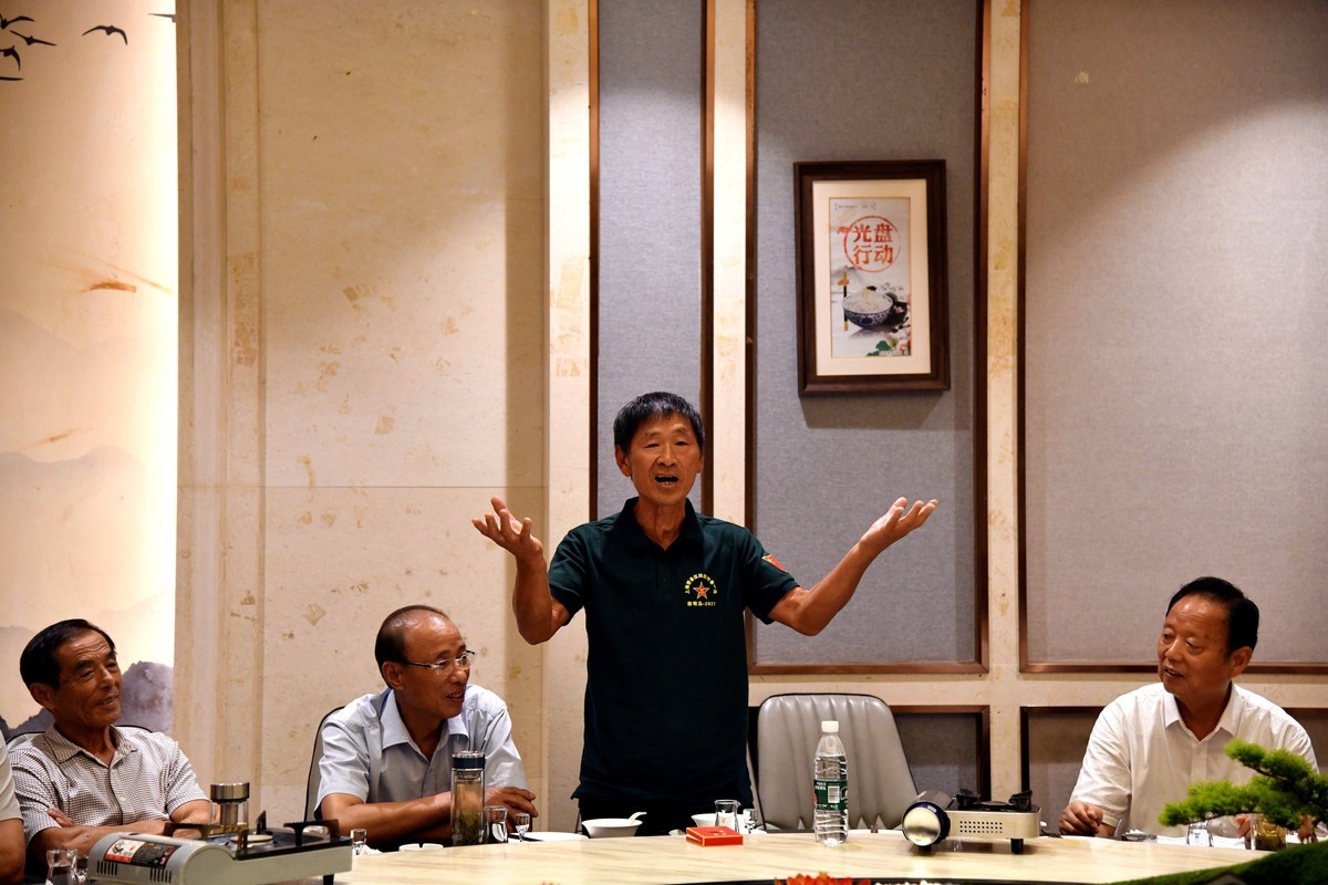 战友聚会庆八一建军节