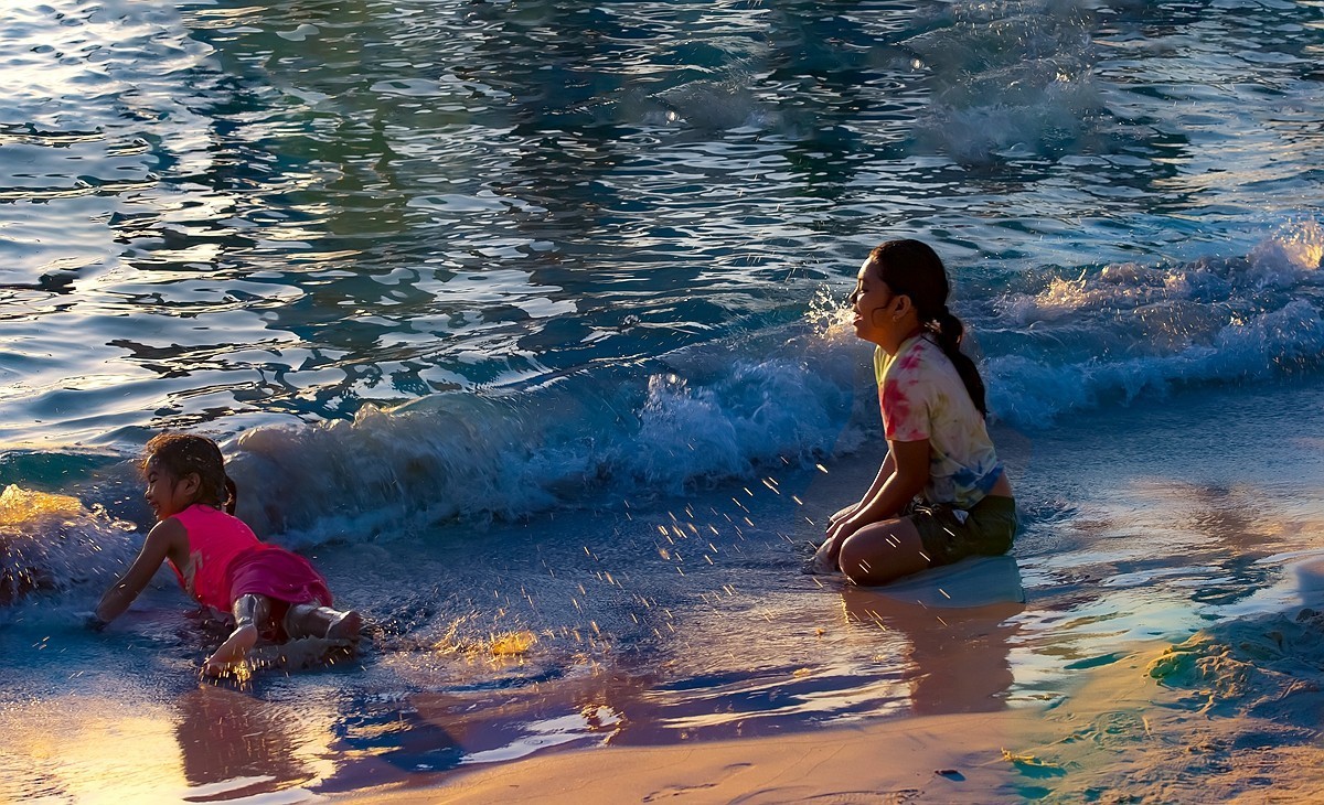 抓拍海边小姑娘