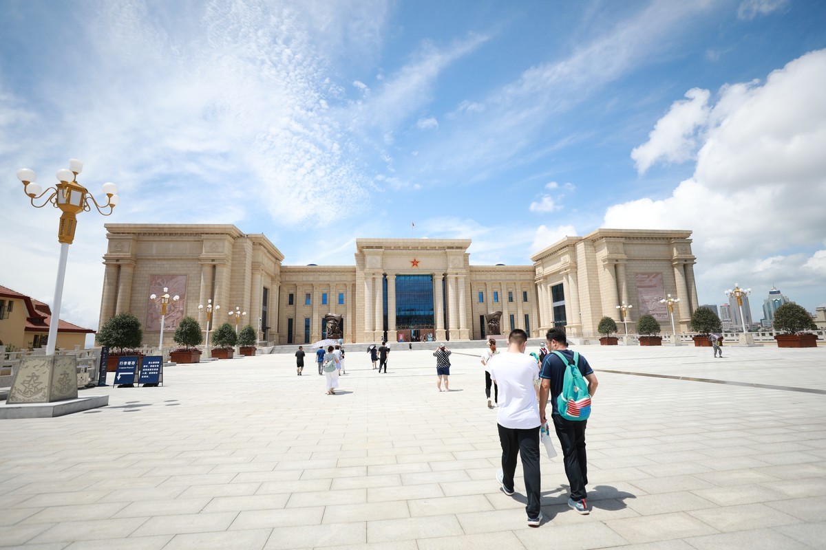 参观海军博物馆广场以及进入大厅