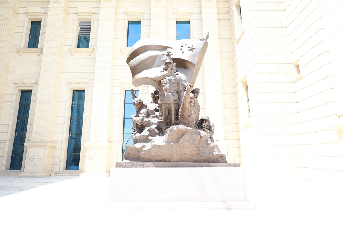 参观海军博物馆广场以及进入大厅