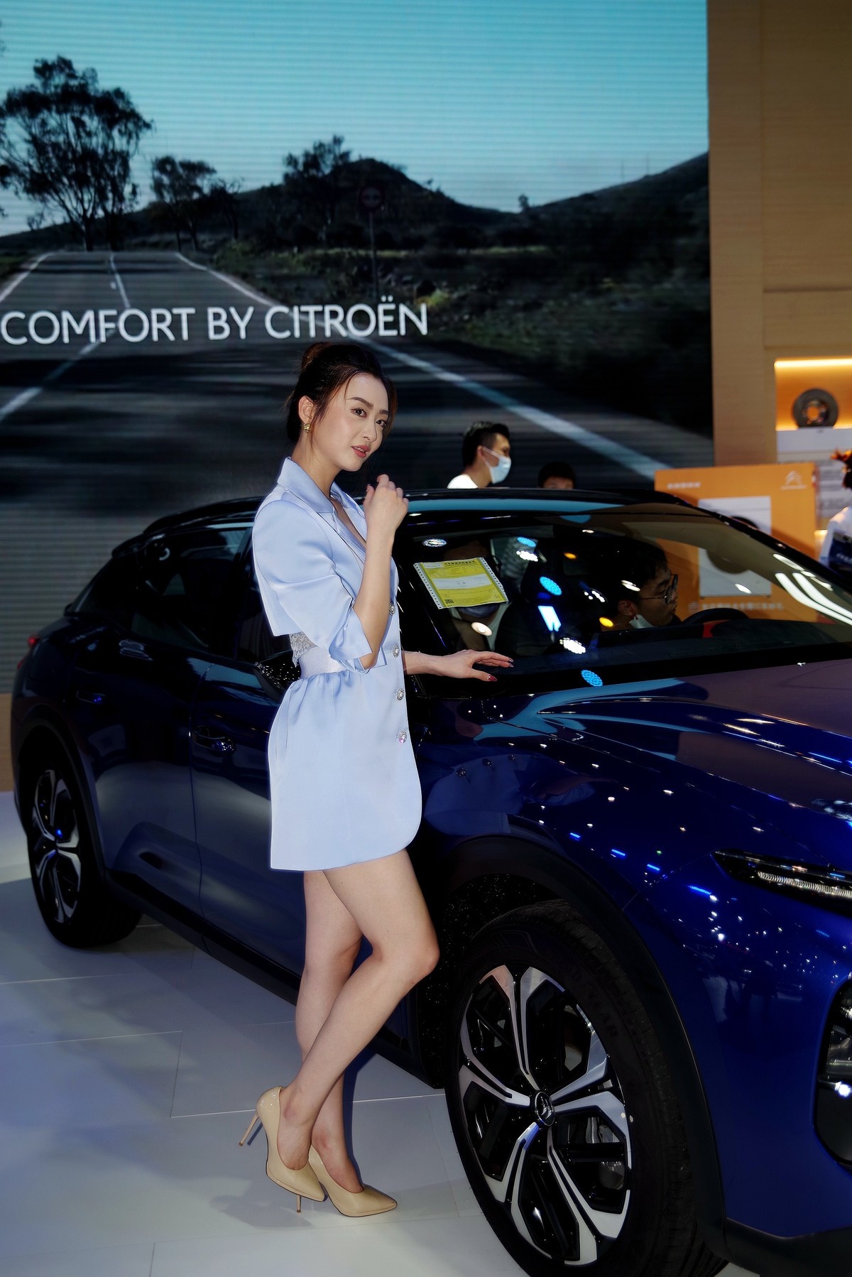 室内环境人像---2020华中国际车展上的杭杭美女！