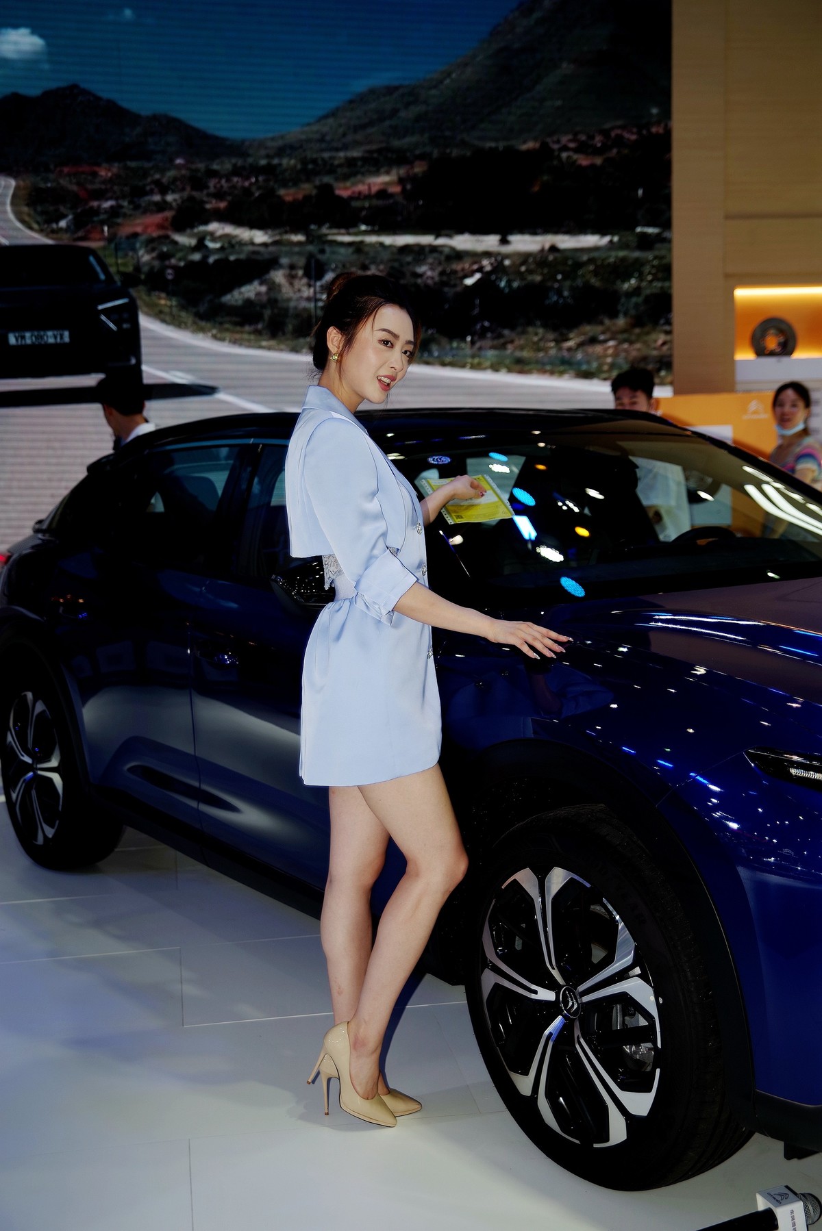 室内环境人像---2020华中国际车展上的杭杭美女！