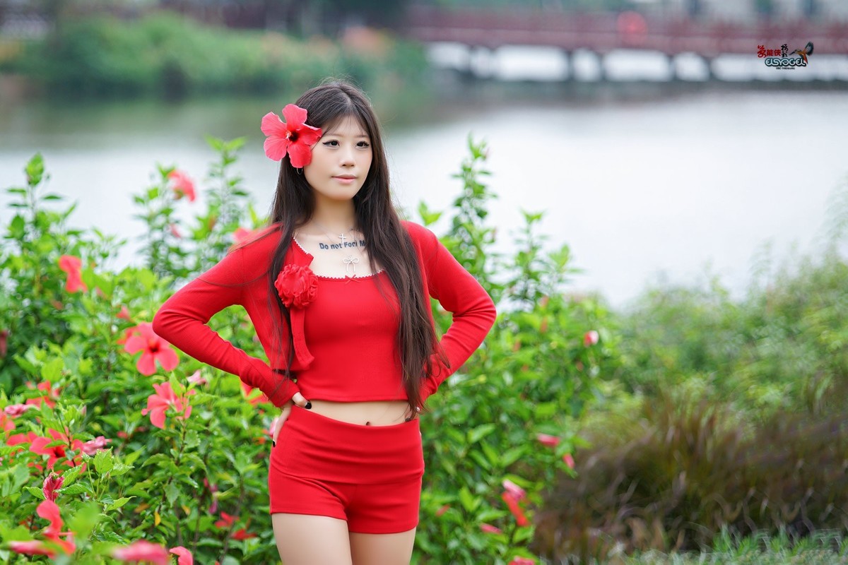 【万绿丛中一点红】---媛媛
