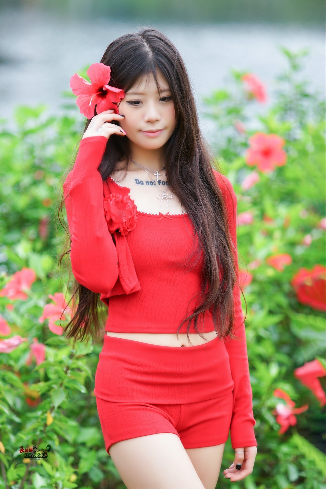 【万绿丛中一点红】---媛媛