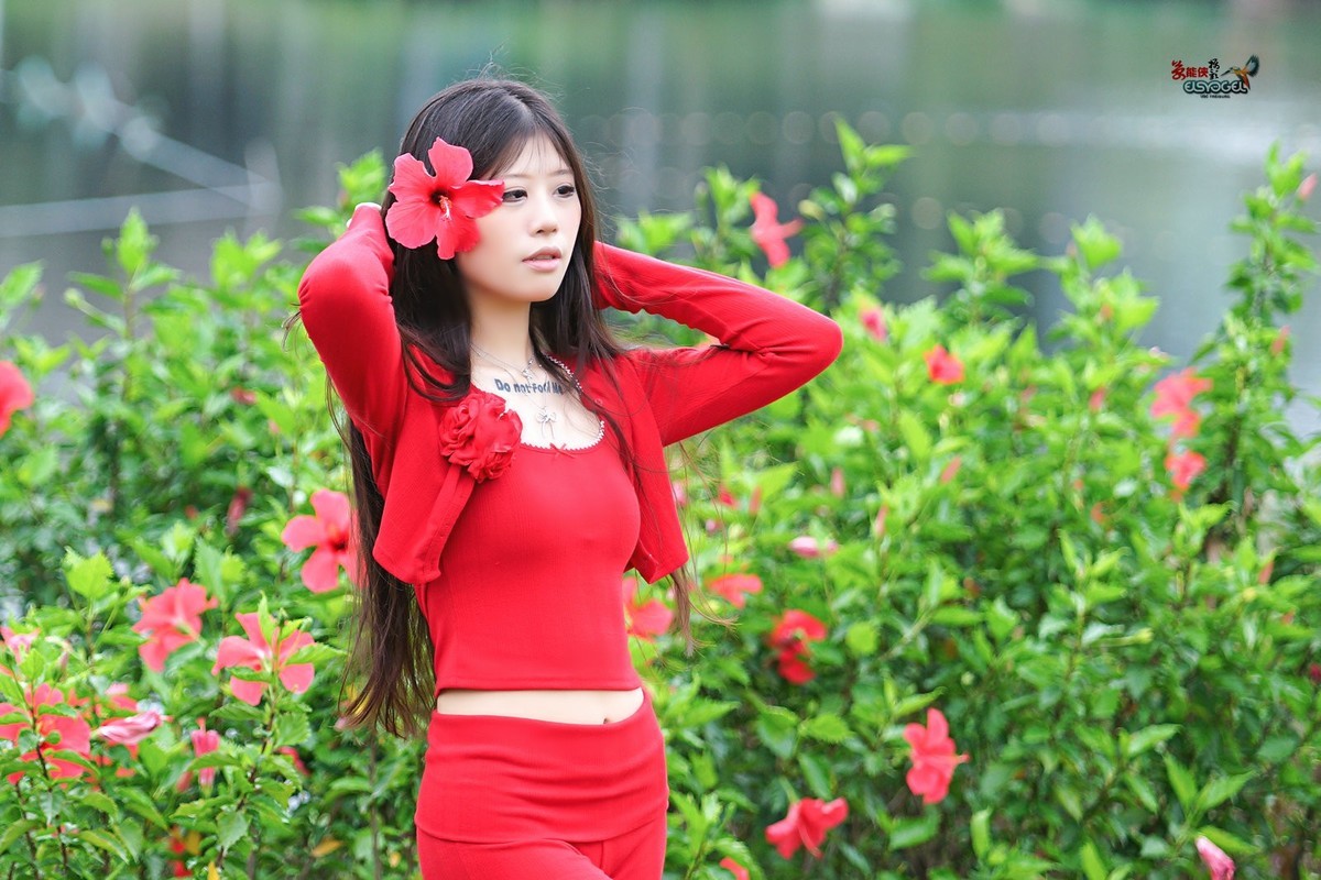 【万绿丛中一点红】---媛媛