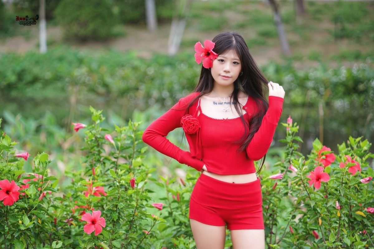 【万绿丛中一点红】---媛媛