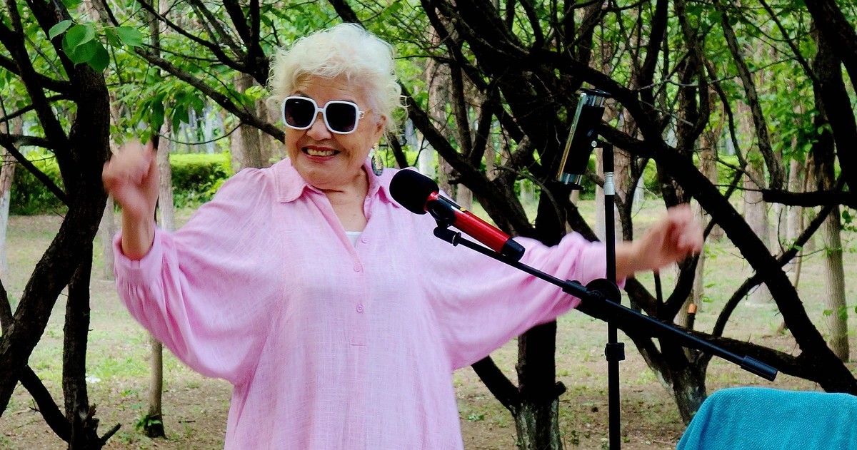 纵情歌唱的老太太美