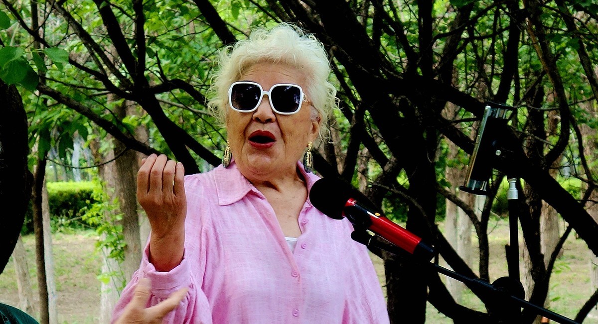 纵情歌唱的老太太美