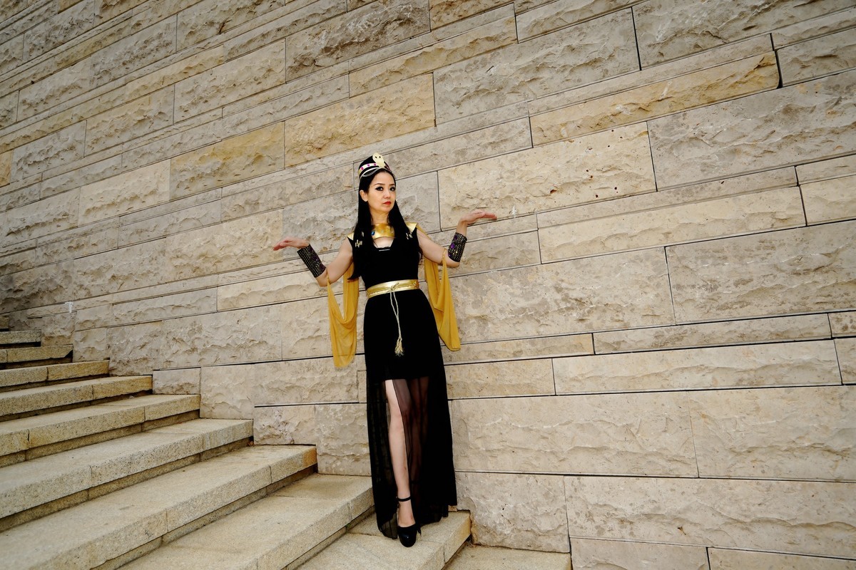 盘龙城遗址公园的美女！