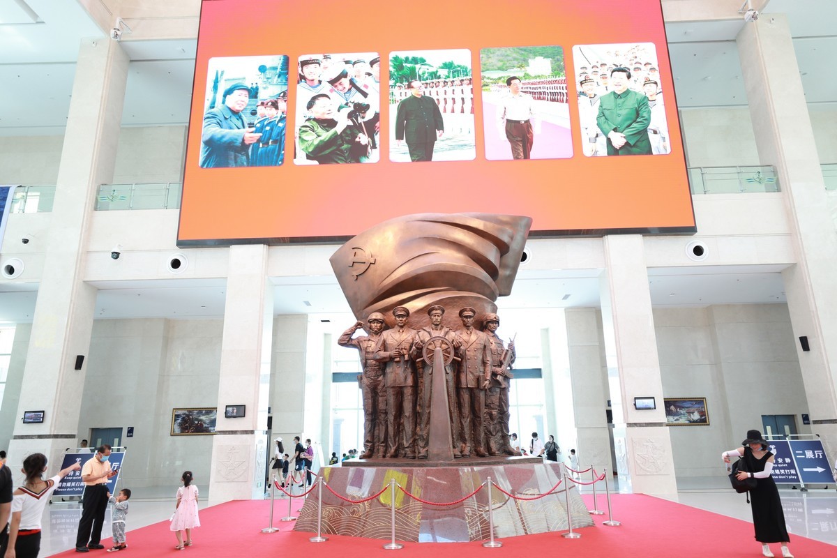 参观海军博物馆广场以及进入大厅