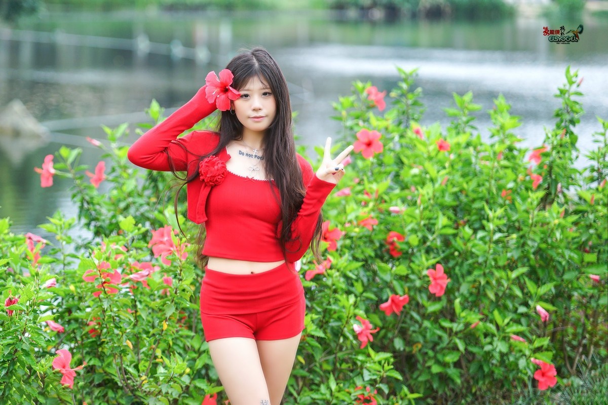 【万绿丛中一点红】---媛媛