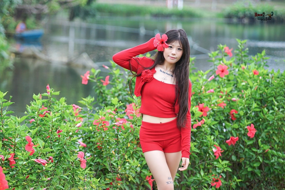 【万绿丛中一点红】---媛媛