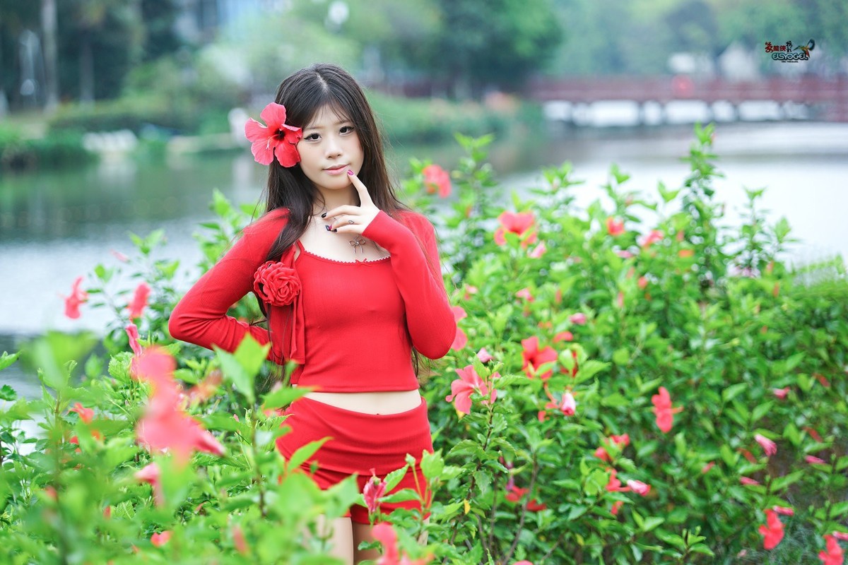 【万绿丛中一点红】---媛媛