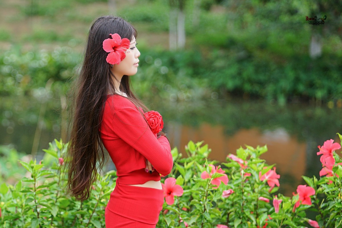 【万绿丛中一点红】---媛媛