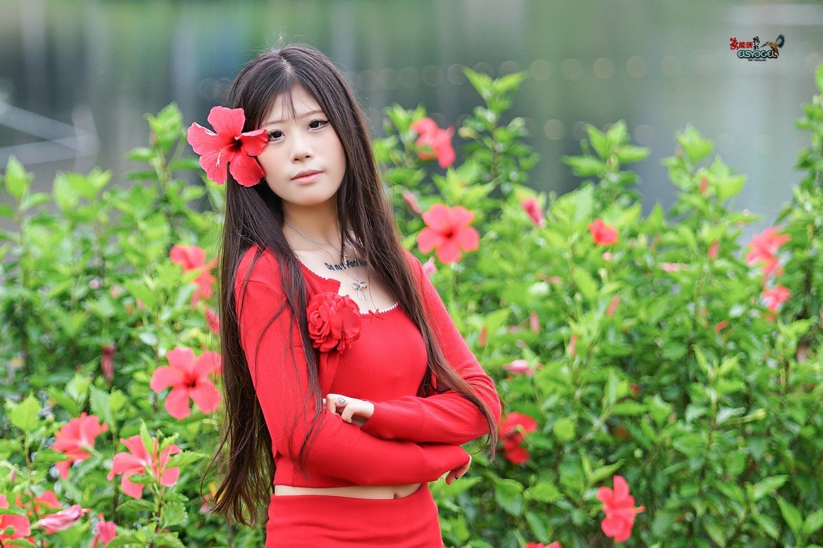 【万绿丛中一点红】---媛媛