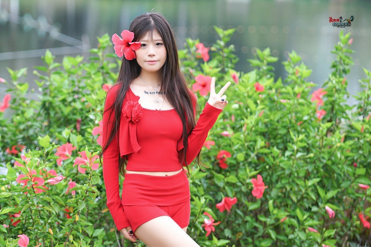 【万绿丛中一点红】---媛媛