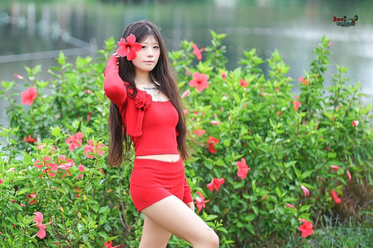 【万绿丛中一点红】---媛媛