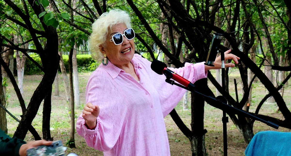 纵情歌唱的老太太美