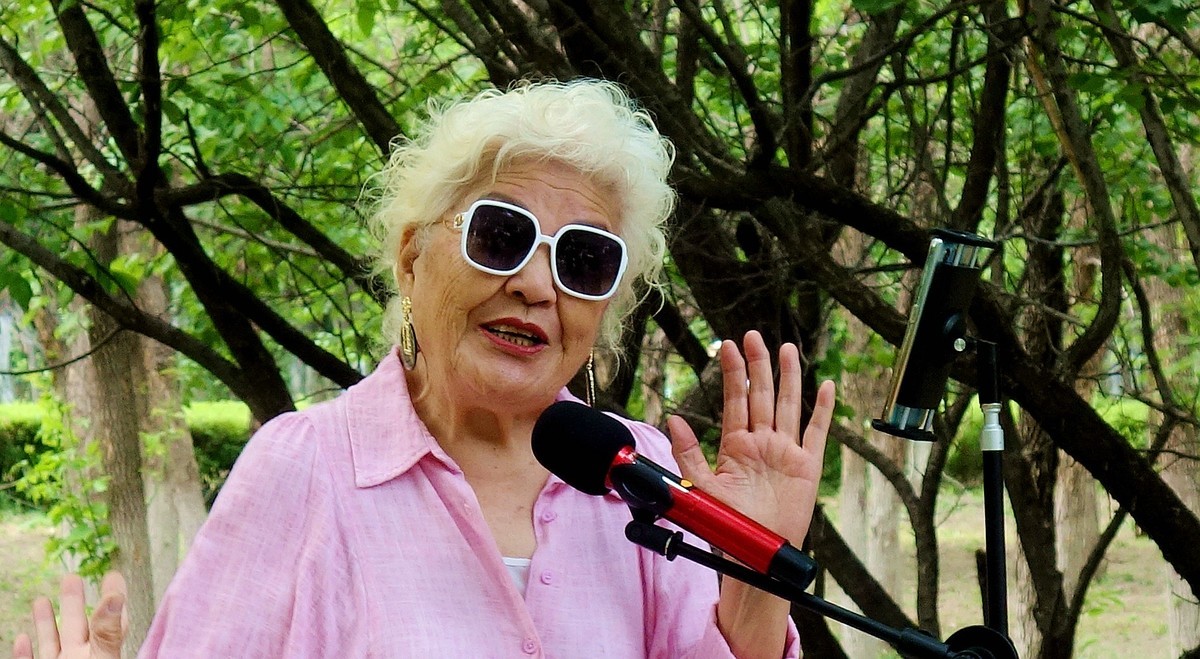 纵情歌唱的老太太美