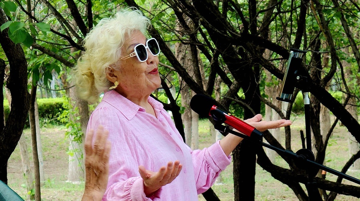 纵情歌唱的老太太美