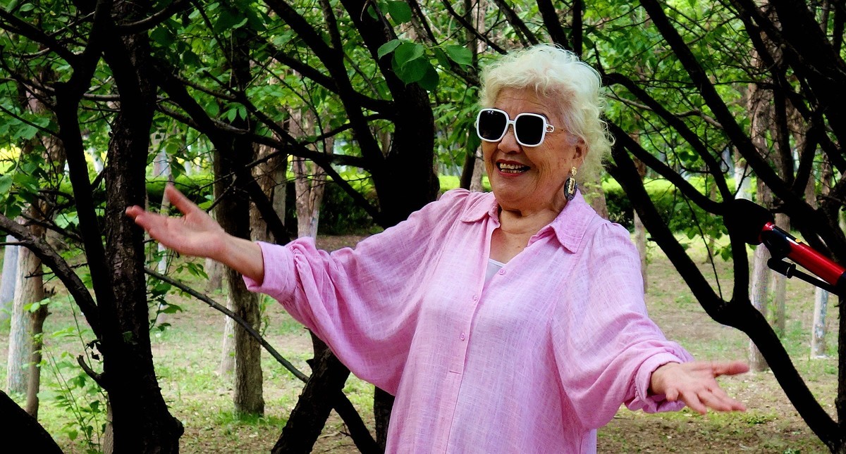 纵情歌唱的老太太美