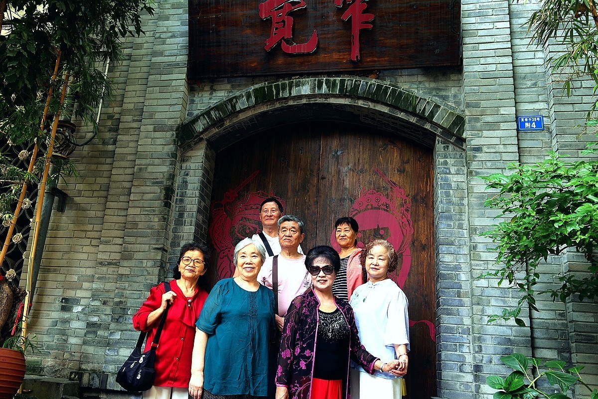 古稀老同学游成都宽窄巷