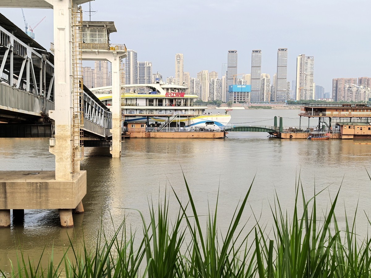 初夏黄昏散步偶拾2——武汉随笔