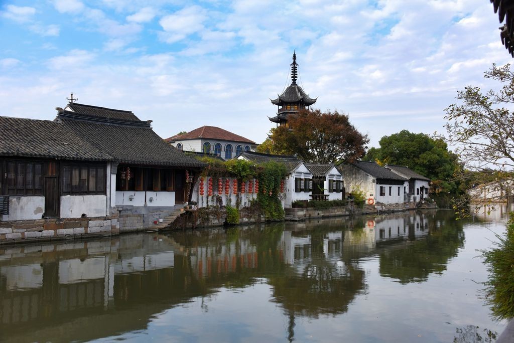 白墙黛瓦树临窗