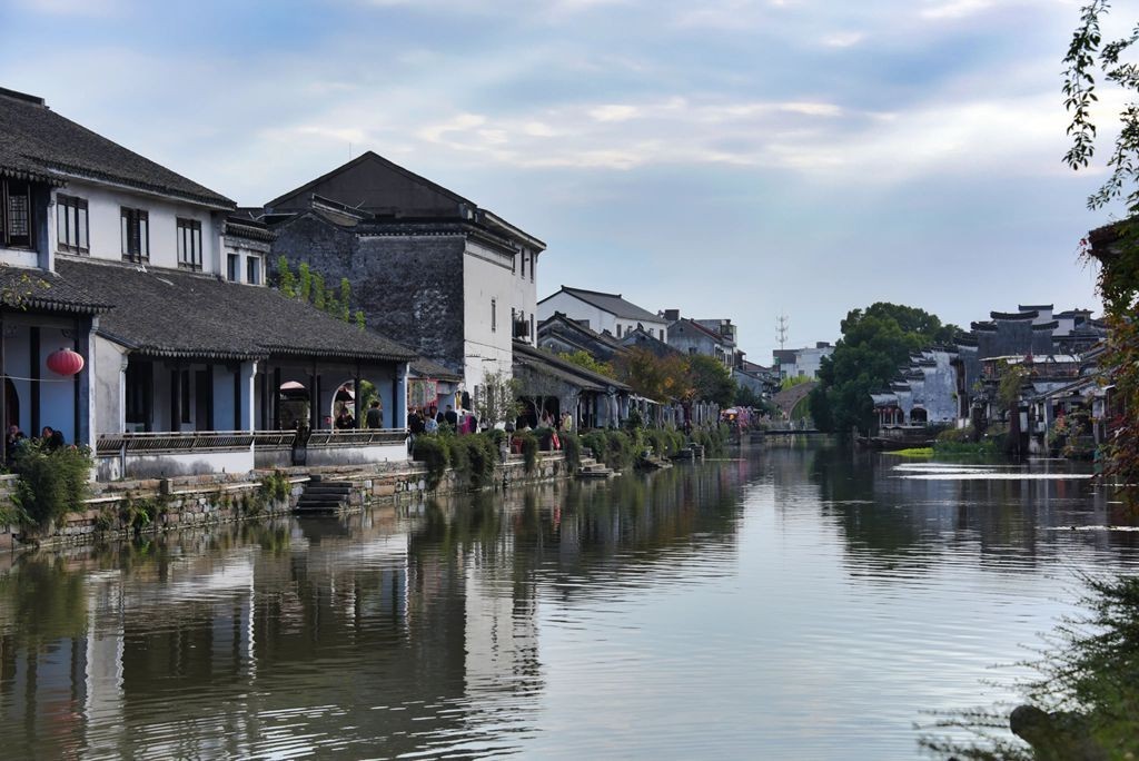 白墙黛瓦树临窗