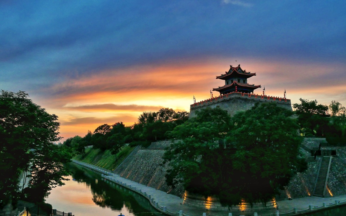 夕阳下的西安古城墙