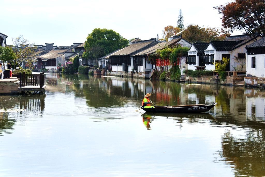 白墙黛瓦树临窗