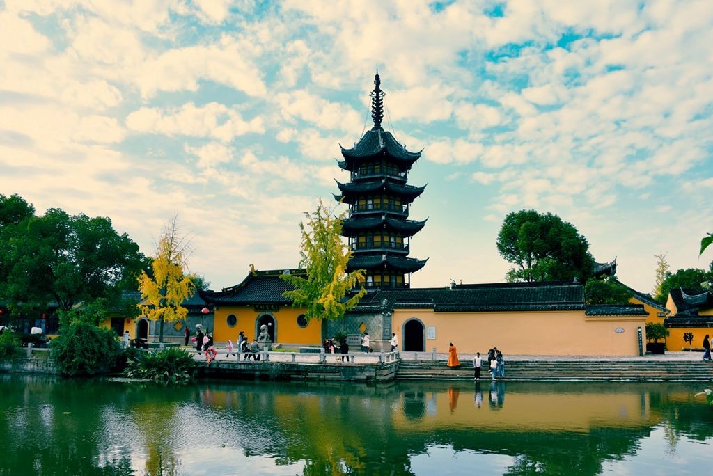 白墙黛瓦树临窗