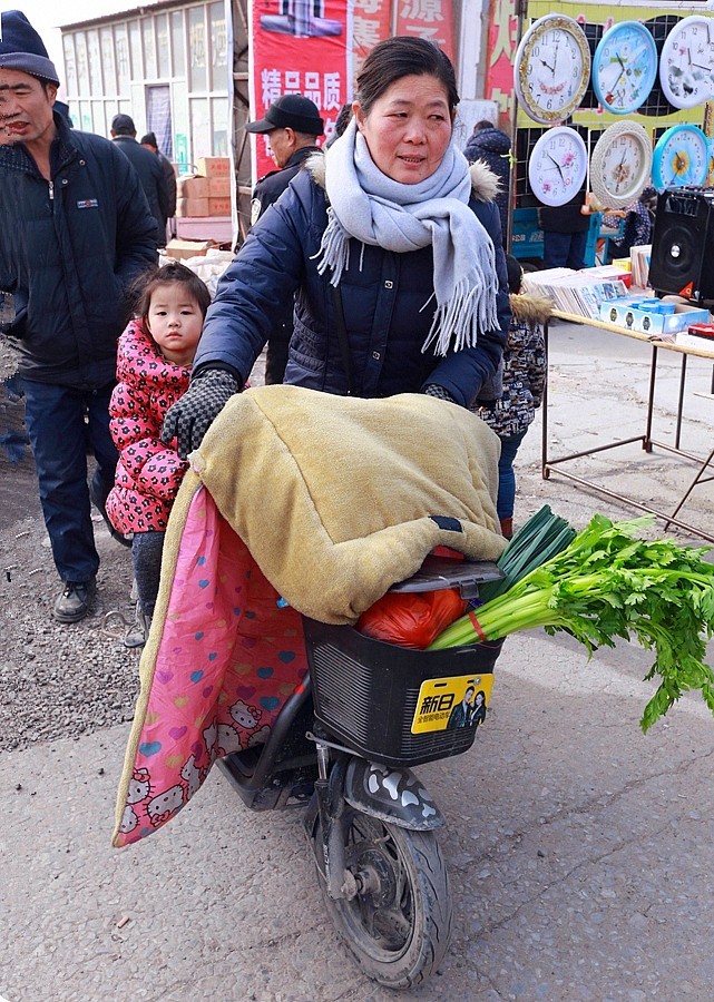 《不老松：纪实摄影》(5)年跟底下赶大集，办年货，满载而归！