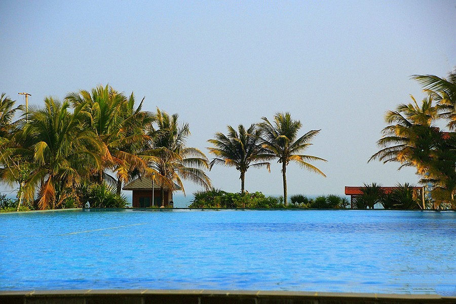 《不老松：忆海南游记》(22)海南长島兰湾小区游泳池全景图！