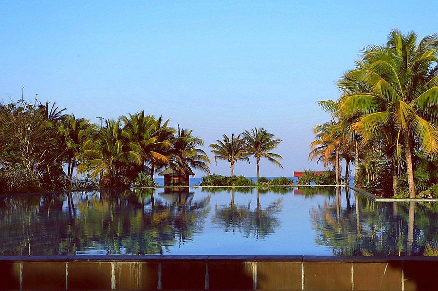 《不老松：忆海南游记》(23)海南长島蓝湾游泳池边！