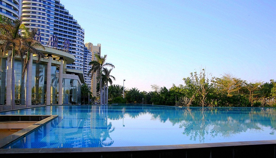 《不老松：忆海南游记》(23)海南长島蓝湾游泳池边！