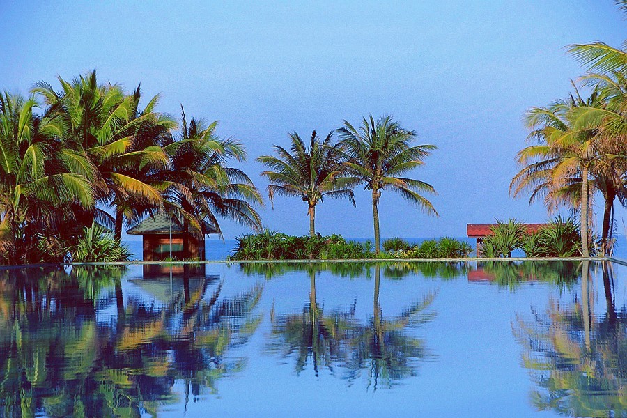 《不老松：忆海南游记》(23)海南长島蓝湾游泳池边！