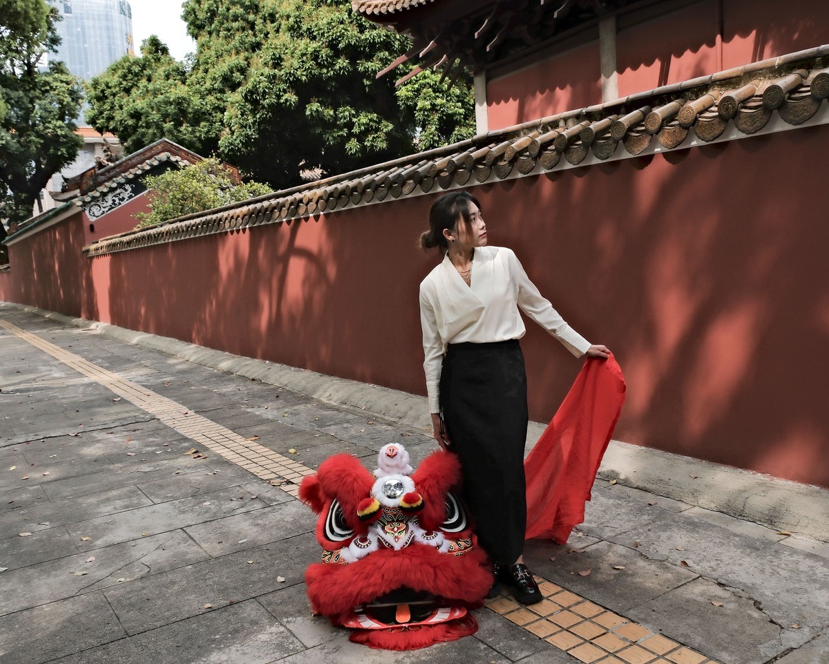 红墙人像