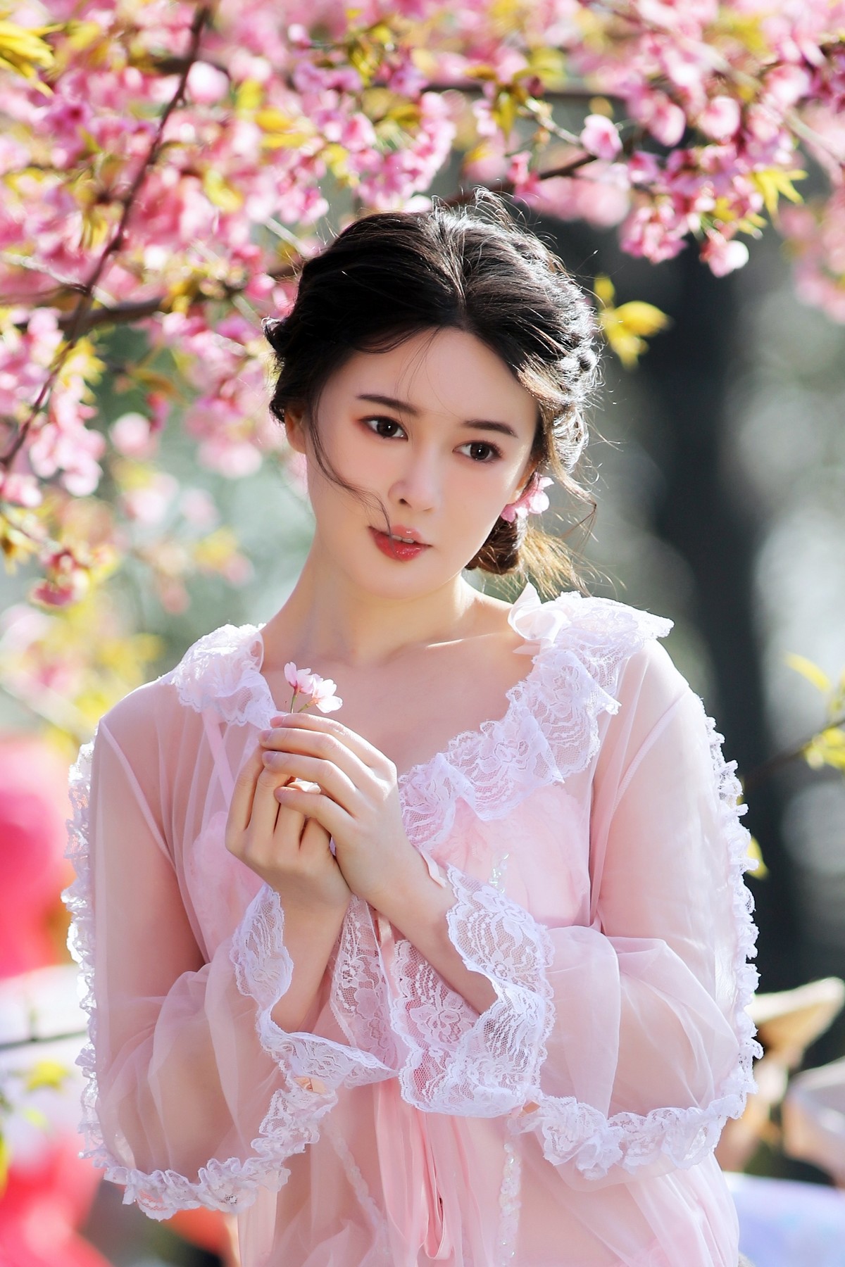 她手里拿了什么?(试用Photoshop 2023 AI Beta)樱花树旁留个影系列05