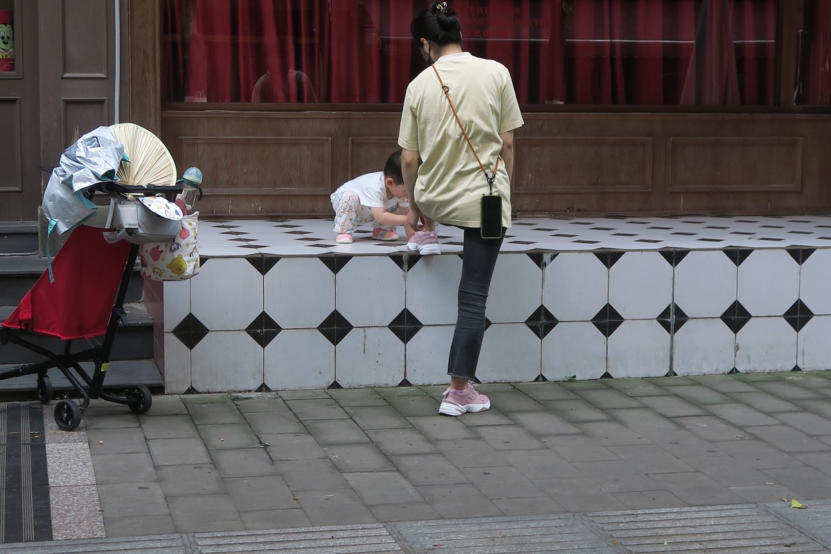 这儿茶房街上静悄悄