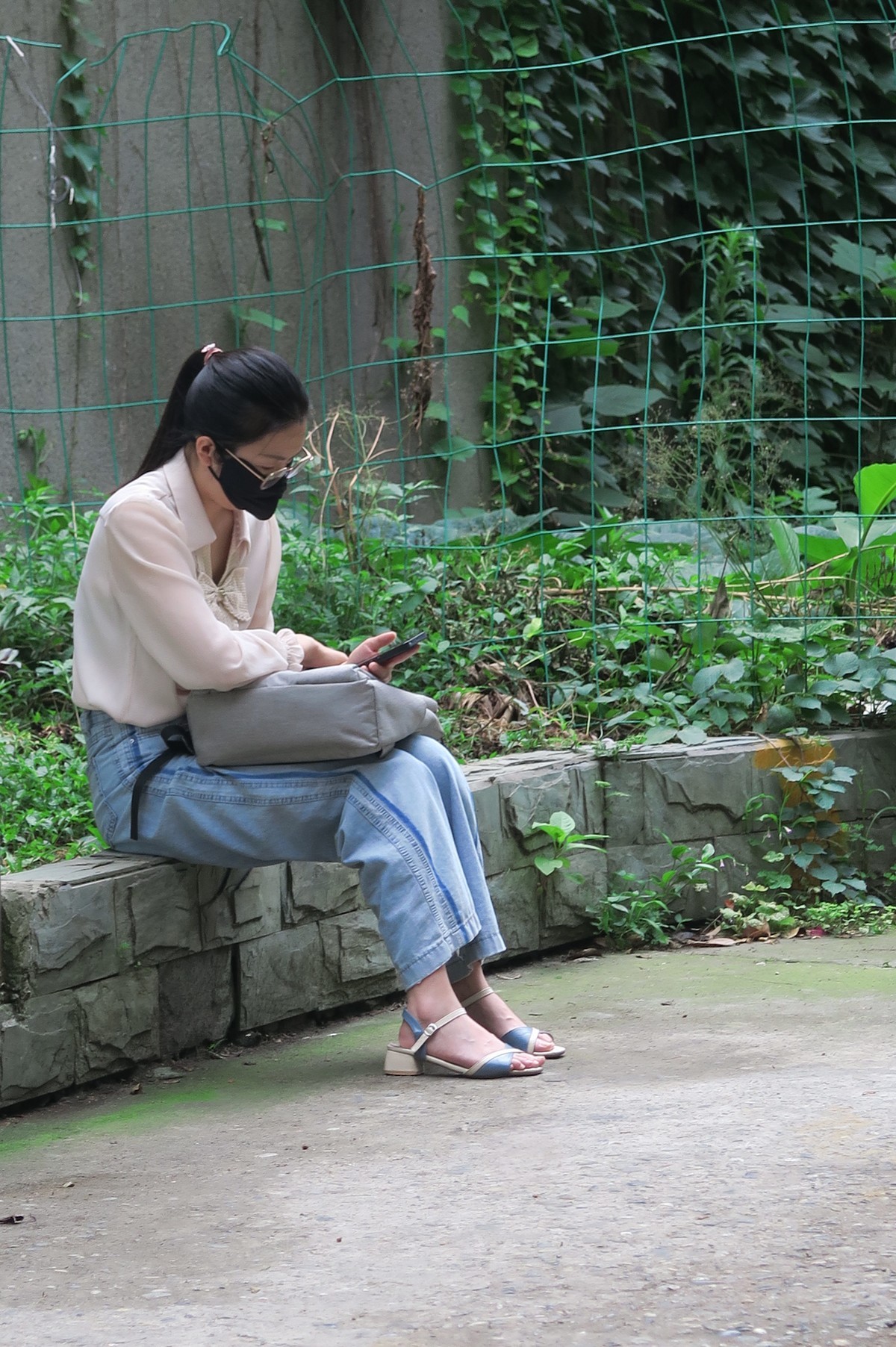 这儿茶房街上静悄悄