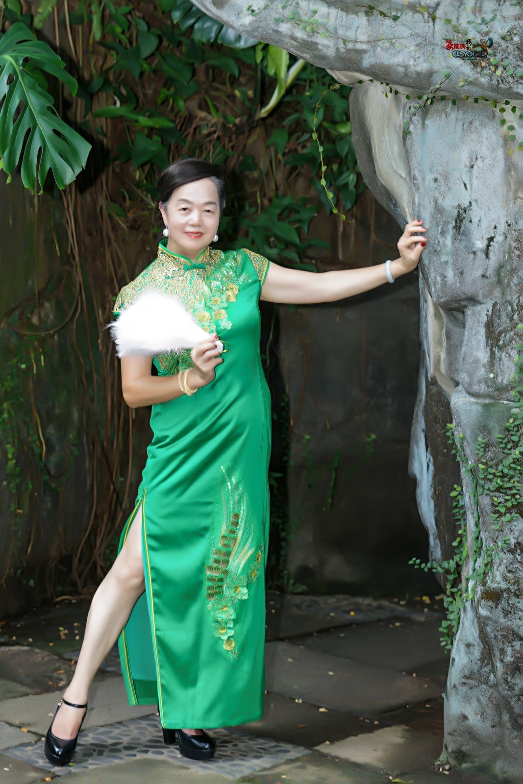 【兰圃一抹绿】---芹芹