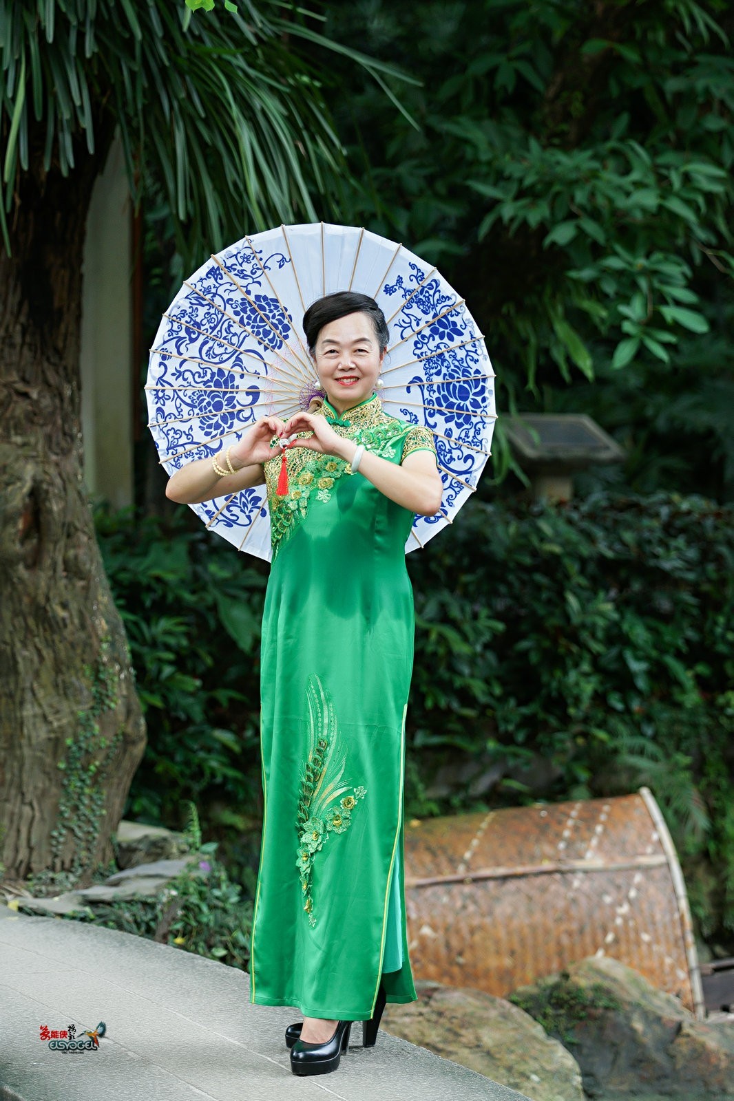 【兰圃一抹绿】---芹芹