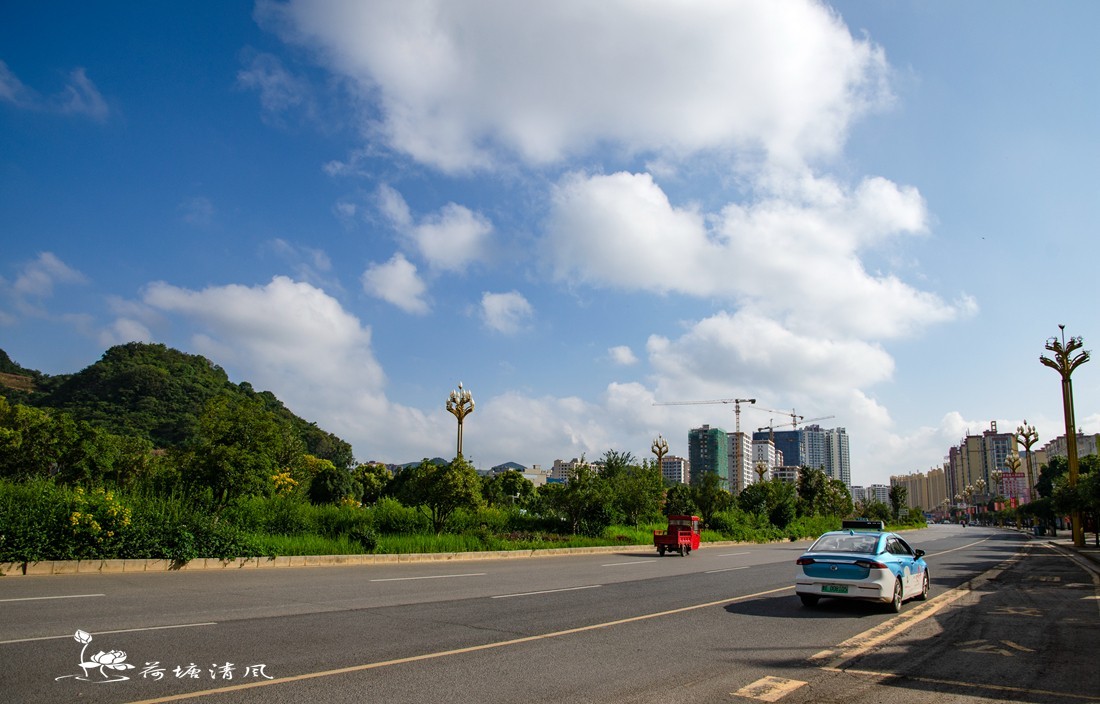 加油之城，美美安龙。空气清新，道路宽畅，环境优美，