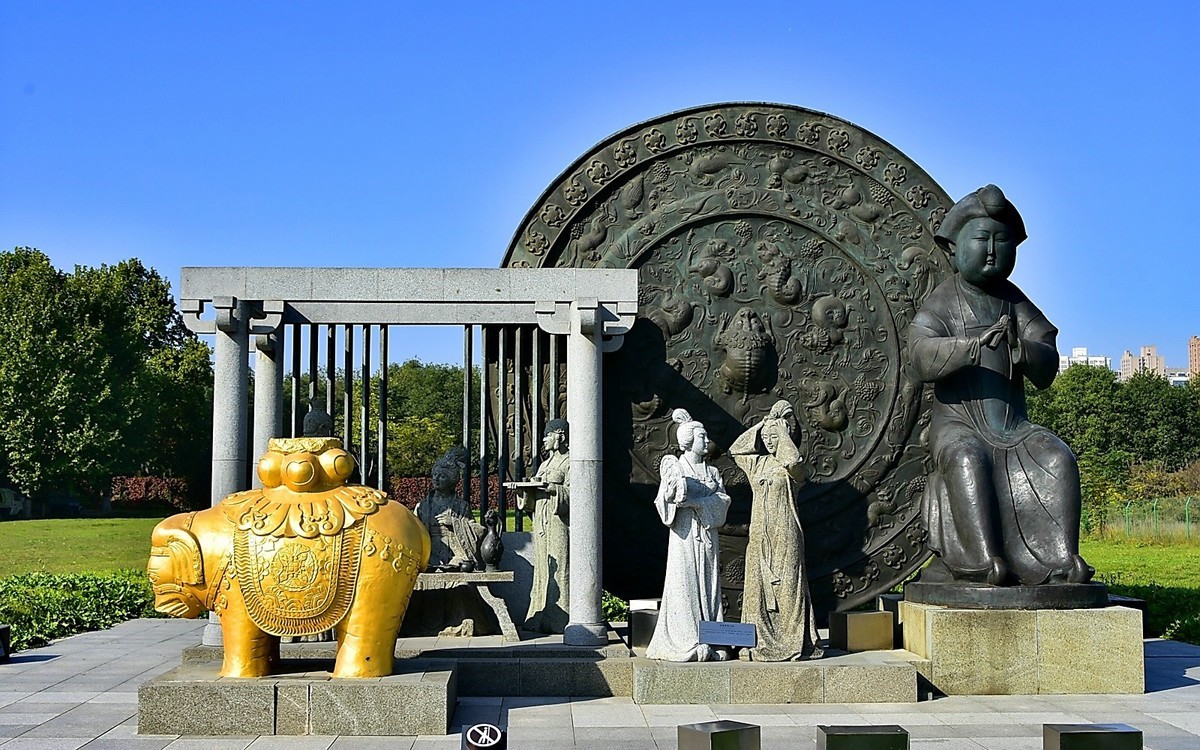 西安大明宫马球图雕像艺术