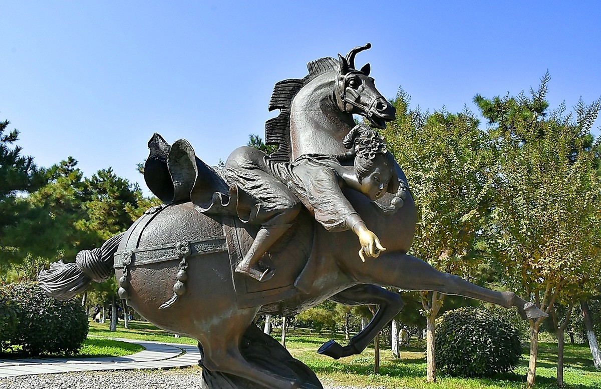 西安大明宫马球图雕像艺术